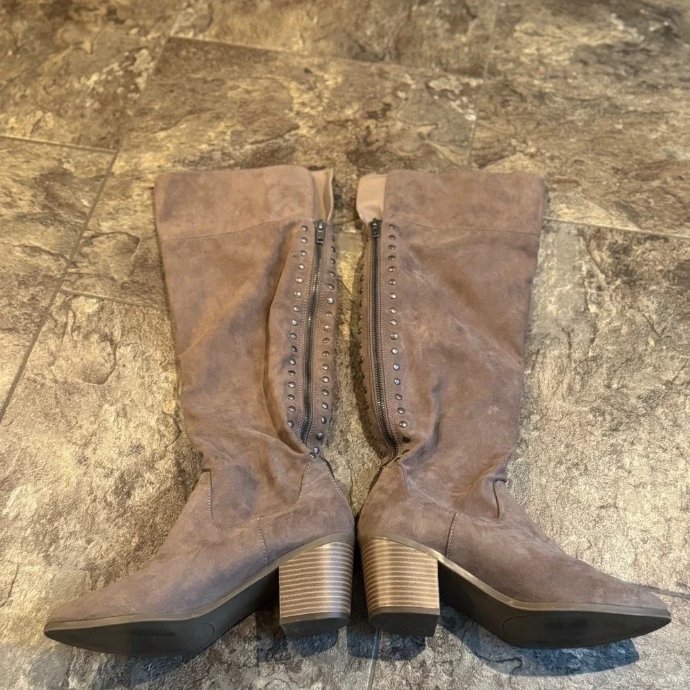 Madden Girl Melinda Amelia Tall Boots Taupe Suede Side Zip Block Heel Size 6.5